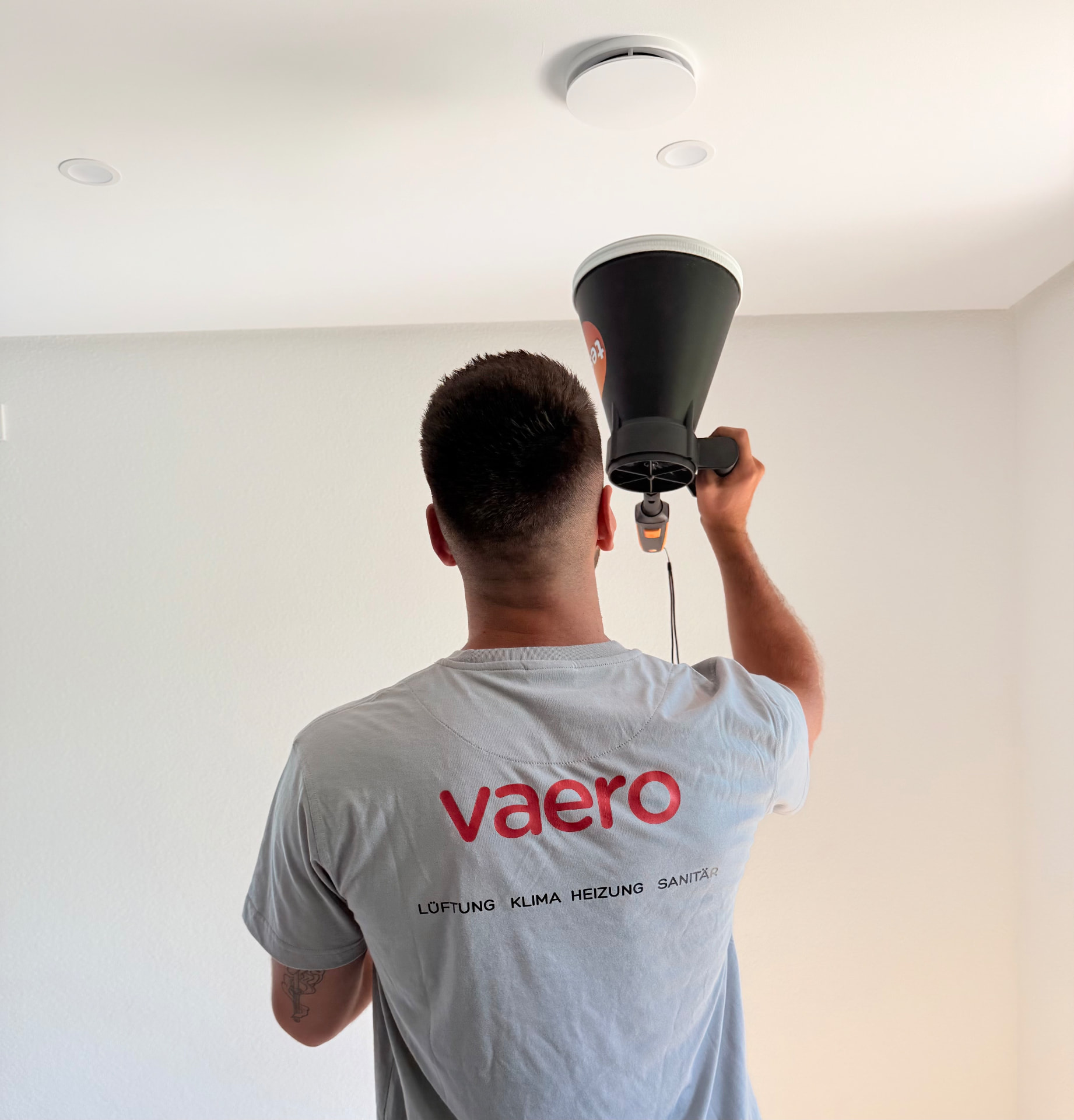 Vaero Fachhandwerker bei der Montage einer Lüftungsanlage in einem Wohnraum